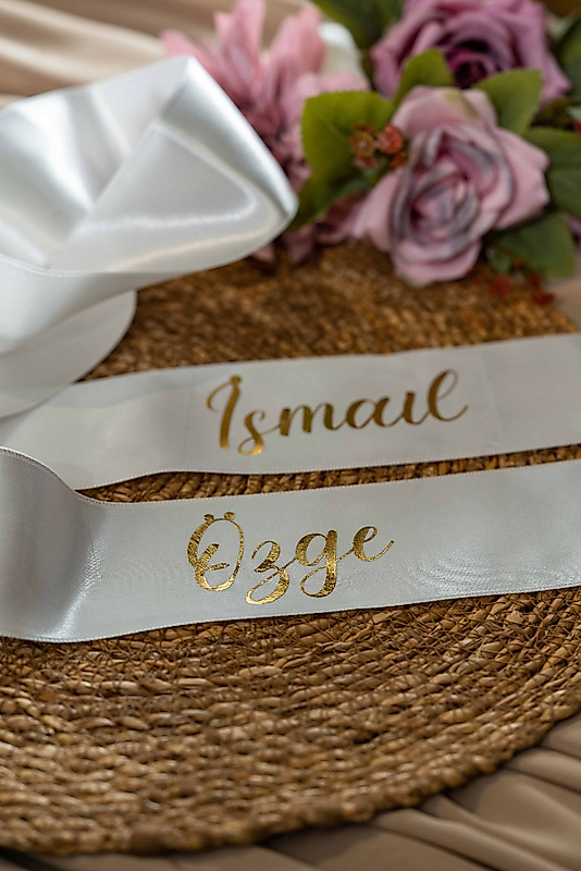6 CM SATEN TAKI KURDELESİ KİŞİYE ÖZEL KREM ÜZERİ GOLD İSİMLER