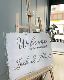 Liya Arkası Beyaz Boyalı Mat Gri Yazılı Karşılama Panosu