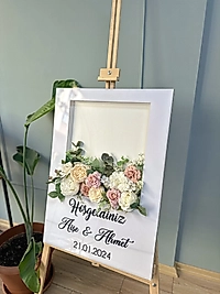 Debby Çiçekli Kutu Karşılama Panosu