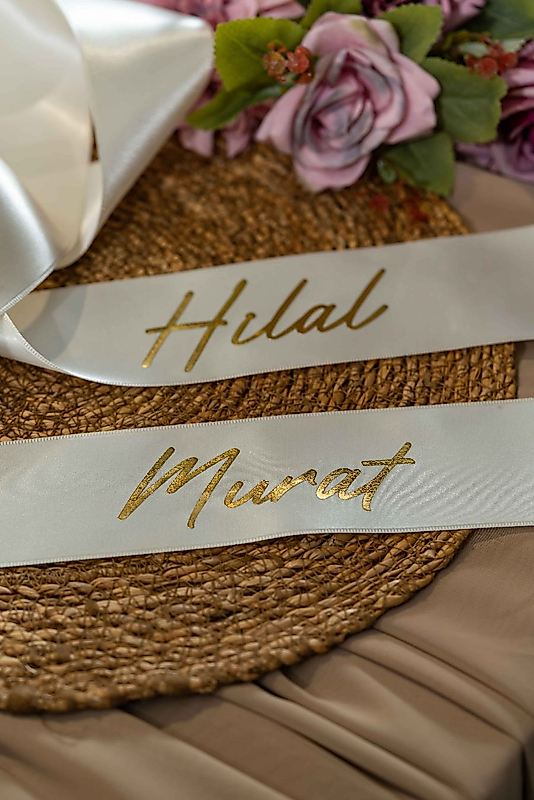 6 CM SATEN TAKI KURDELESİ KİŞİYE ÖZEL KREM ÜZERİ GOLD İSİMLER