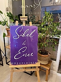 MOR ARKA PLANLI ŞEFFAF KARŞILAMA PANOSU 50X70 CM