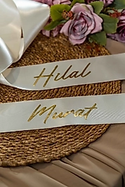 6 CM SATEN TAKI KURDELESİ KİŞİYE ÖZEL KREM ÜZERİ GOLD İSİMLER