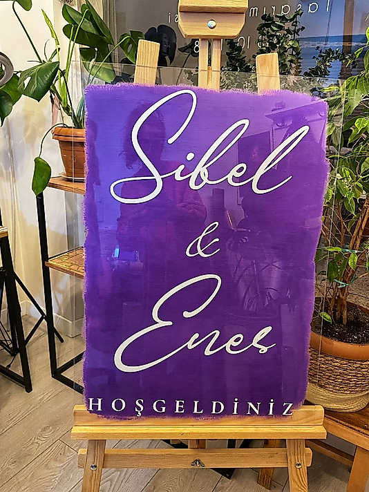 MOR ARKA PLANLI ŞEFFAF KARŞILAMA PANOSU 50X70 CM