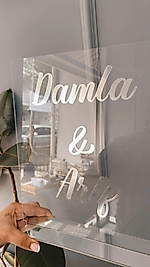 DİKDÖRTGEN MASA ÜSTÜ ŞEFFAF İSİMLİK GÜMÜŞ AYAKLI