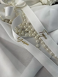 DÖKÜLMEYEN İNCİLİ DETAYLI KIRIK BEYAZ GROGREN KURDELE KİŞİYE ÖZEL