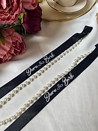 DÖKÜLMEYEN İNCİLİ SİYAH ÜZERİNE BEYAZ YAZILI SÖZ & NİŞAN YÜZÜK KURDELESİ