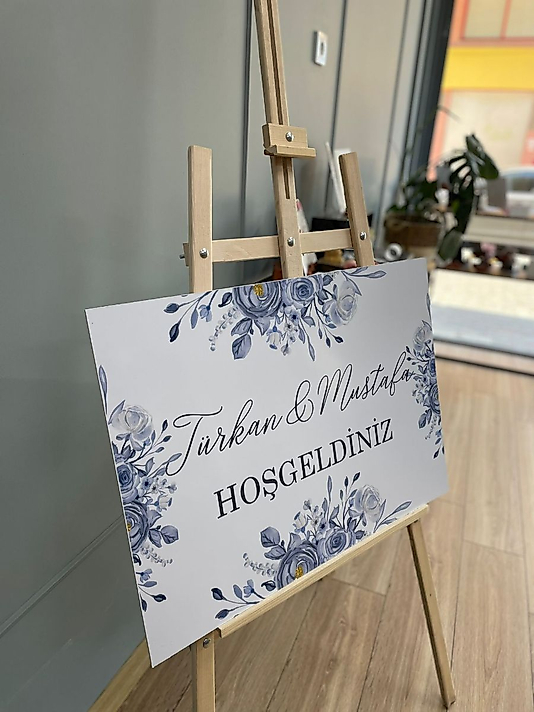 Gri Çiçekler Baskılı Karşılama Panosu